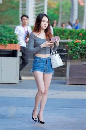 一面喝酒一面嫖15岁少女