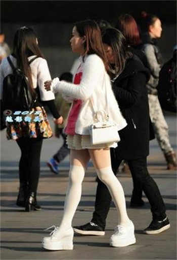 她老婆没有反抗 在厨房