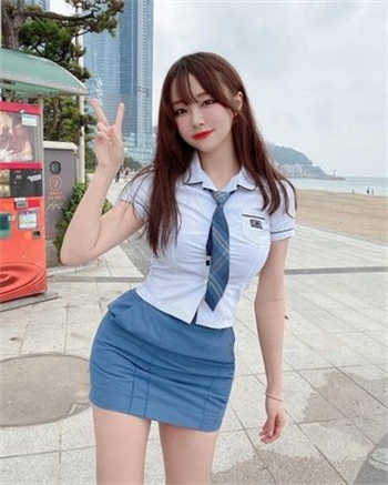 女大学生的美发沙龙女主