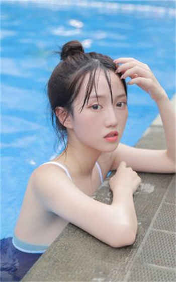 爸爸在面撞女儿写作业