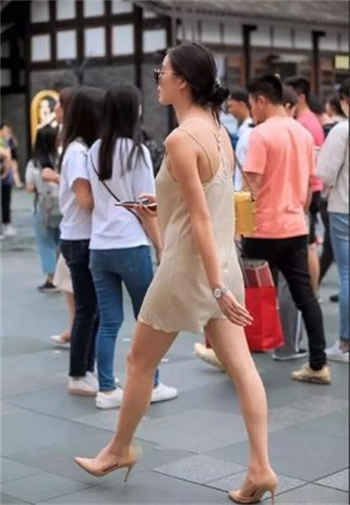 在丈夫遗像面前被侵犯