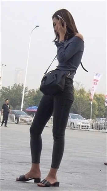 男学生和女老师打扑克