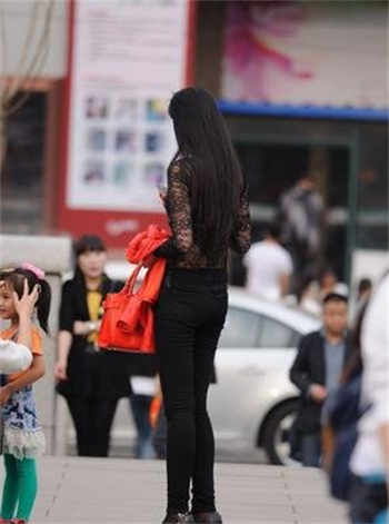 钰慧在仓库和店长乐文