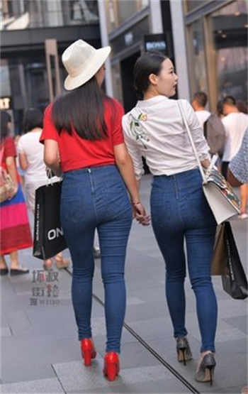 两人运动时奶一斗一斗的